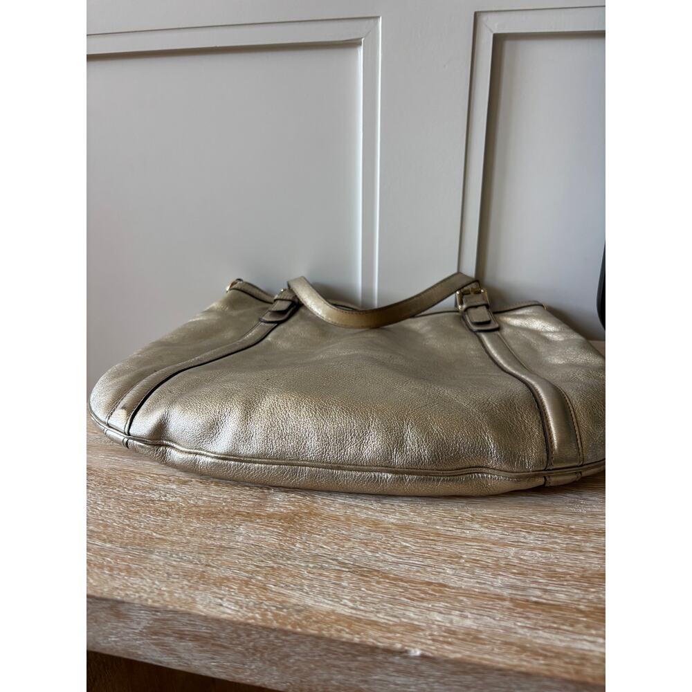 Gucci Metallic Gold Leather Shoulder Bag with Gold Logo - Picture 4 of 10